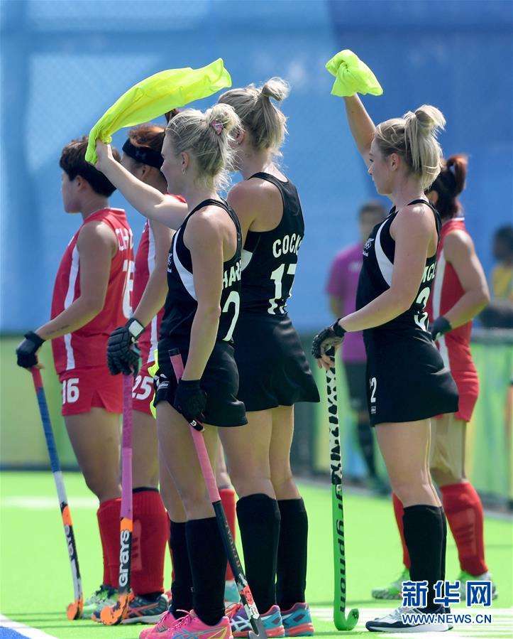 8月7日,新西兰队球员在换人时挥动黄手帕,以引