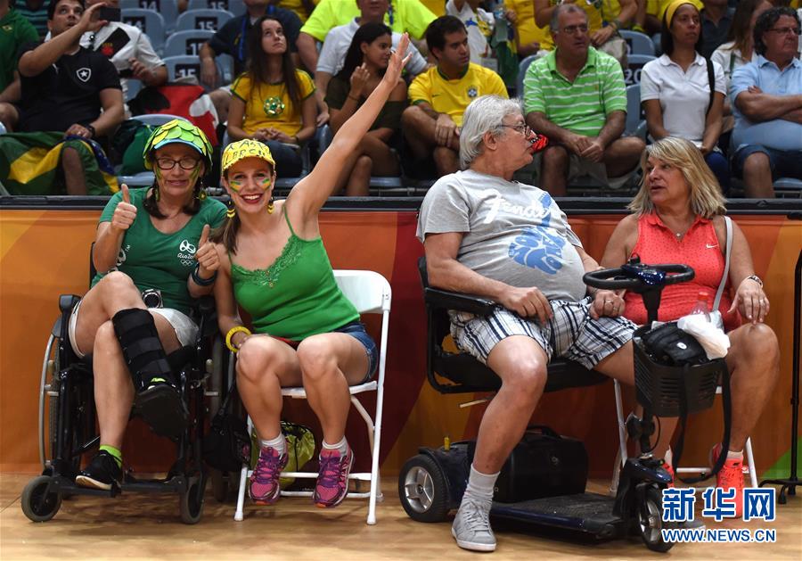 8��7�գ��������εĹ��ںͼ������ڹ���ϯǰ��ĳ�����Ϊ�˶�Ա���͡����գ�����Լ���˻�����С�����У������εĹ��ڱ�������һ�����˵���ͬ�½����ֳ��������������ڹ���ϯǰ��ĳ����ڣ���������͹��ա��»����������ΰ��