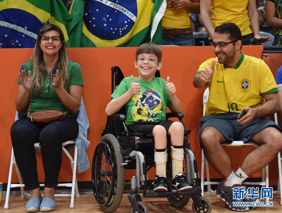 8��7�գ��������εĹ��ںͼ������ڹ���ϯǰ��ĳ�����Ϊ�˶�Ա���͡����գ�����Լ���˻�����С�����У������εĹ��ڱ�������һ�����˵���ͬ�½����ֳ��������������ڹ���ϯǰ��ĳ����ڣ���������͹��ա��»����������ΰ��