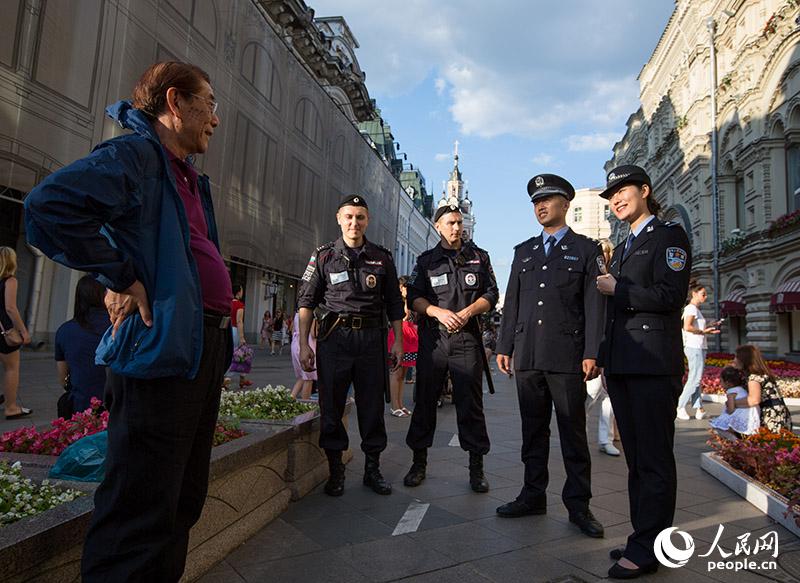 中俄旅游警察首次同时亮相莫斯科，引来不少好奇的游客围观（人民网记者 屈海齐 摄）