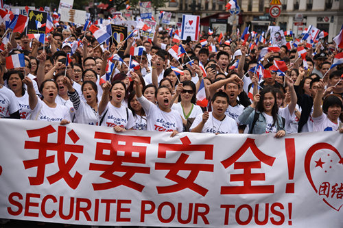 参加游行的法国华侨华人振臂高呼“反对暴力，我要安全”。李永群摄