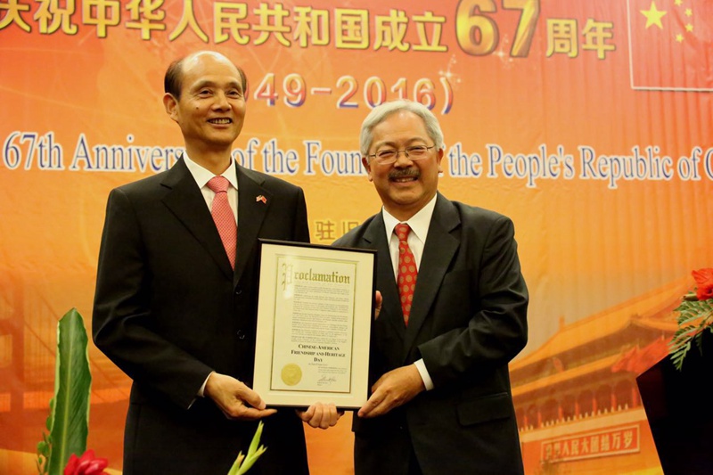 旧金山市长李孟贤（右）向罗林泉总领事（左）颁发贺状，祝贺中华人民共和国成立67周年（汪俊摄）