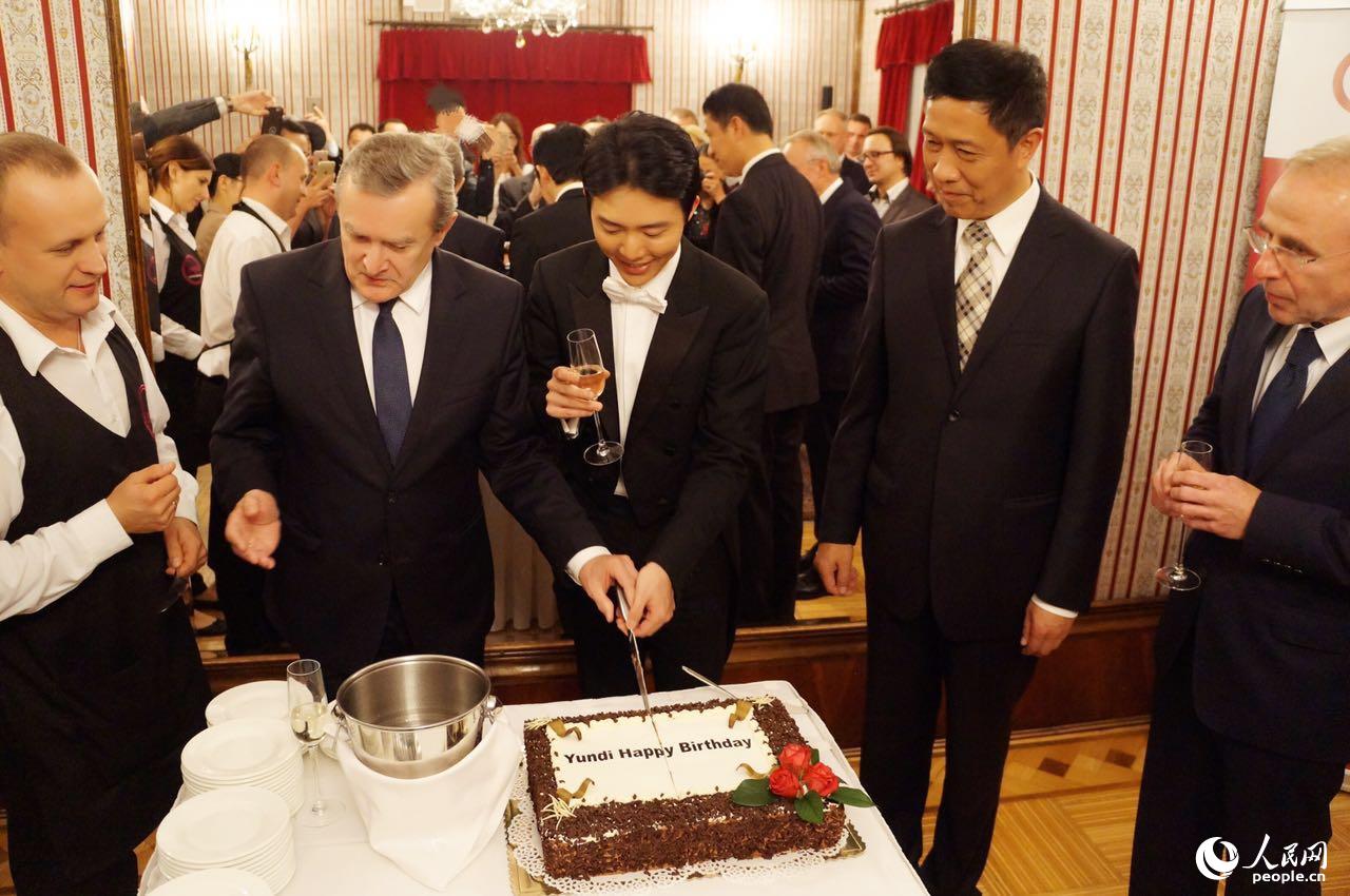 图为波兰副总理格林斯基（左二）与李云迪共同切蛋糕