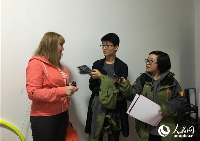 中方记者访问西安外国语大学留学生朴阳丽（人民网陈思 摄）