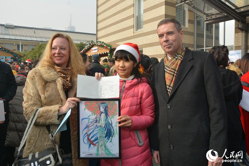 11岁中国女孩任小大使 做客德国使馆圣诞市
