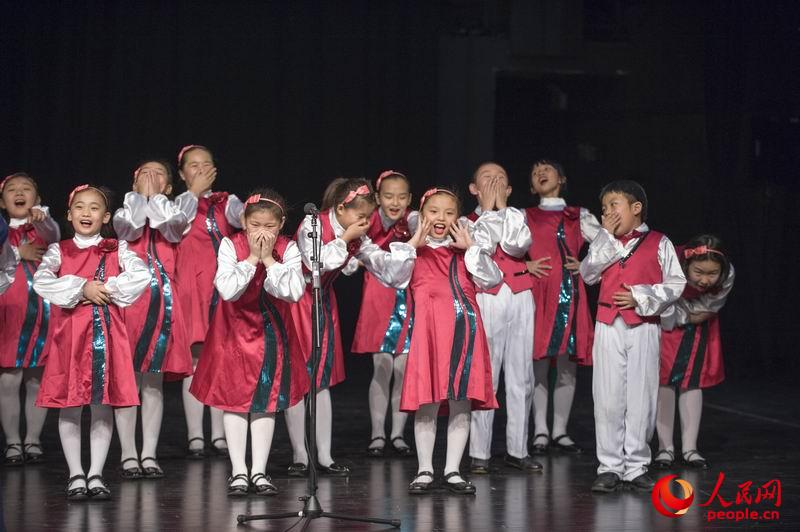 北京红莲小学阳光少年艺术团表演合唱《花蛤蟆》