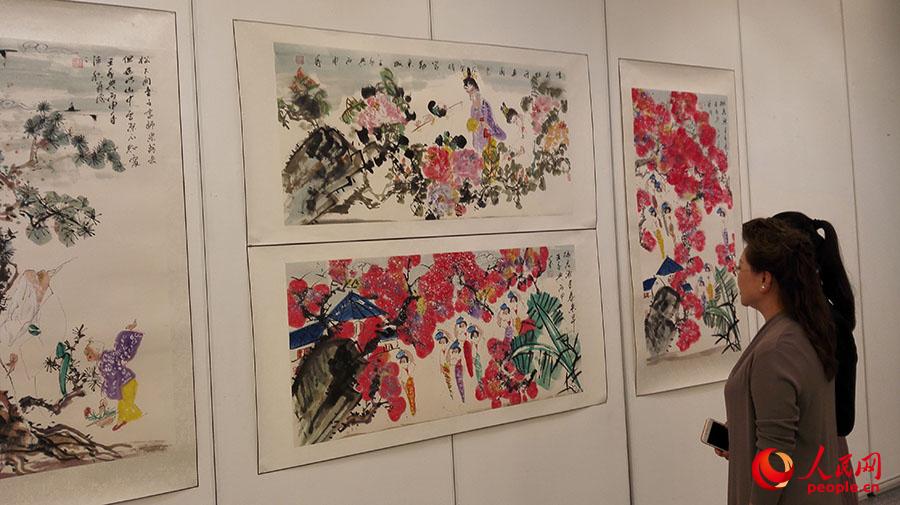 泰国民众在欣赏中国艺术家的绘画作品。 杨讴  摄