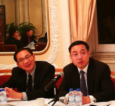 中国驻葡萄牙大使蔡润（右）、政务参赞聂泉（左）