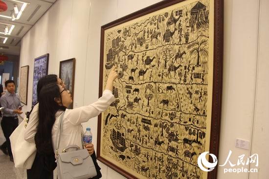 泰国民众在饶有兴趣地欣赏艺术作品。 记者 杨讴 摄