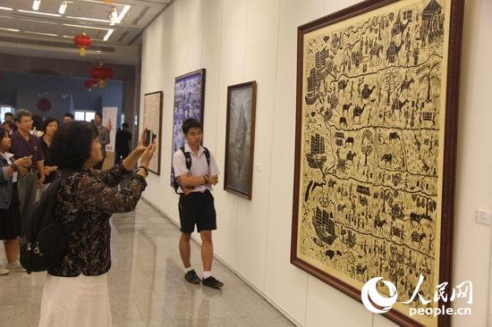 泰国民众在饶有兴趣地欣赏艺术作品。记者 杨讴 摄
