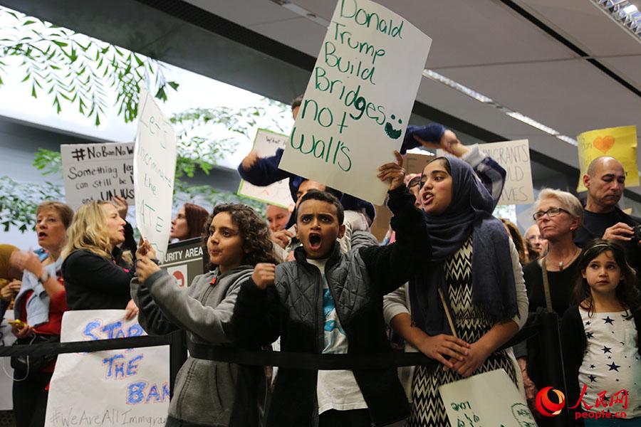1月29日，上千美国民众再次在旧金山机场对美国总统特朗普禁止难民入境的行政命令进行抗议。（人民网 韩莎莎摄）