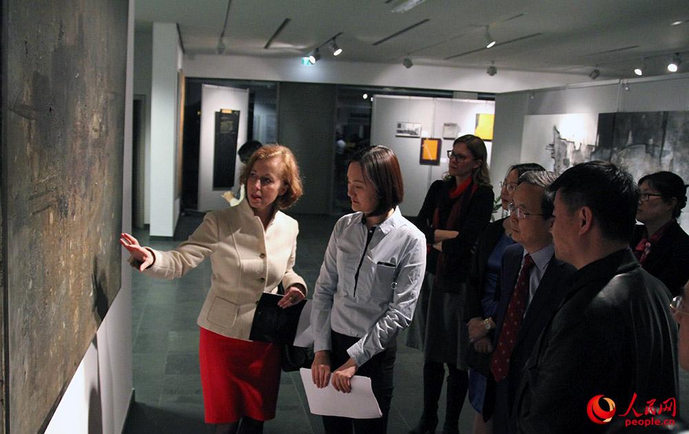 科布伦茨路德维希美术馆馆长贝亚特・艾芬沙德（左一）在欣赏艺术展。人民网记者管克江摄