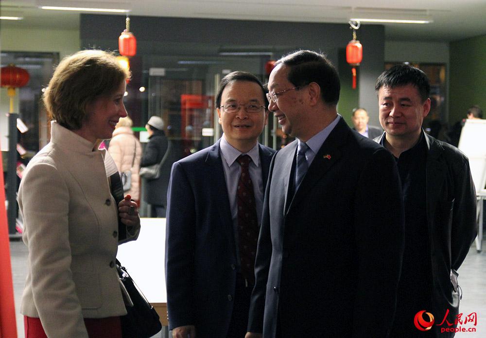 中国驻德国大使史明德（右二）与梁永钢（右1）、柏林中国文化中心主任陈建阳（左2）、科布伦茨路德维希美术馆馆长艾芬沙德（左1）交谈。人民网记者管克江摄