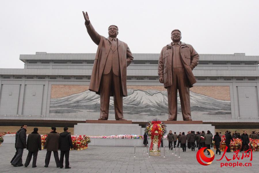 16日上午，朝鲜民众向金日成和金正日铜像献花致敬，以表达对已故领导人的追思。