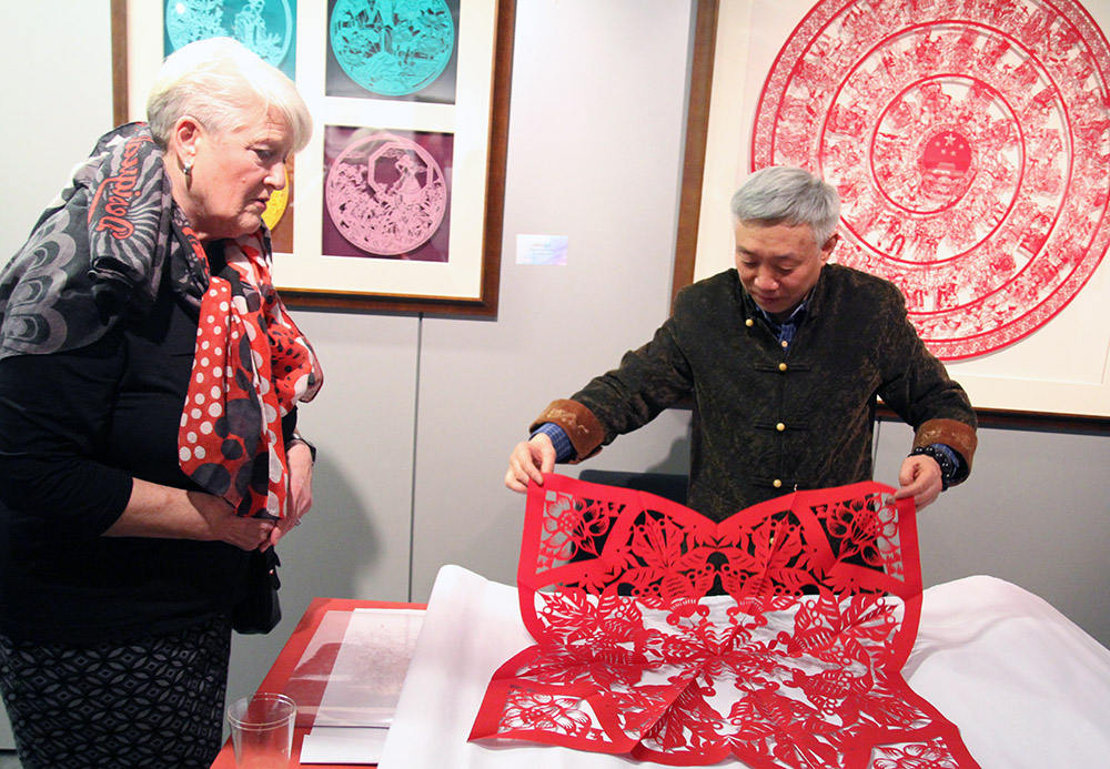 金坛刻纸传人杨兆群在展示作品“年年有鱼”。人民网记者管克江摄