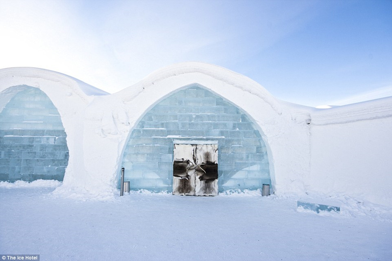 穿羽绒服睡冰床 记者探秘瑞典冰雪酒店