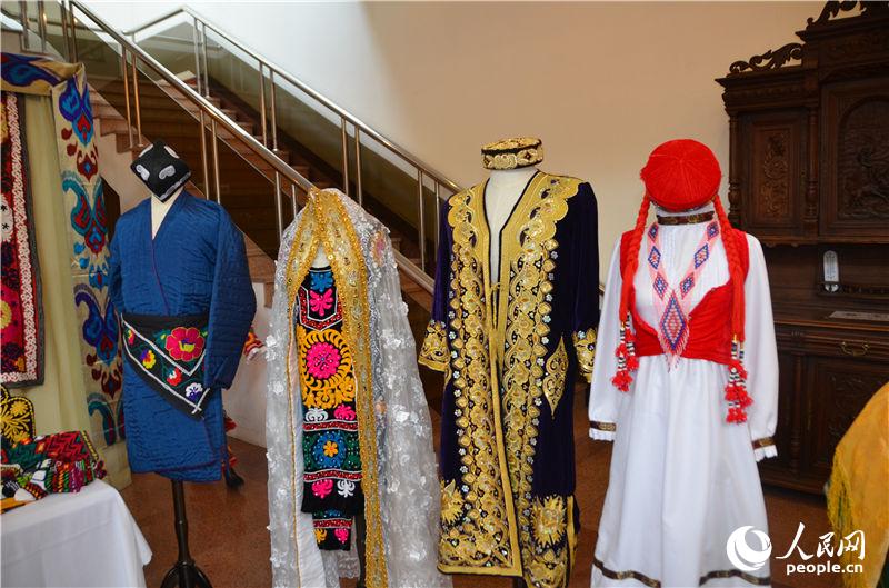塔吉克斯坦民族服饰展示.