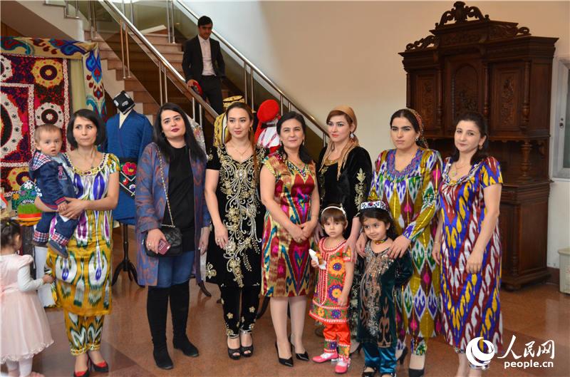 身着民族服饰的塔吉克斯坦人民.