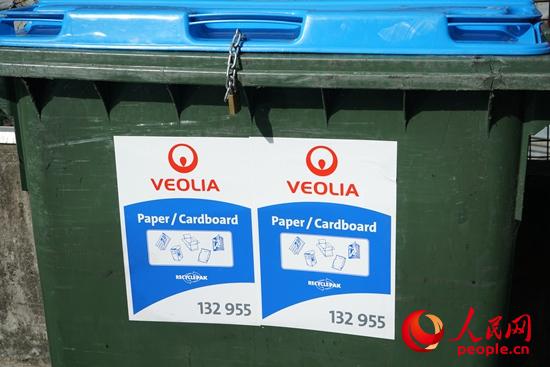 专门用来回收纸张和硬纸板的垃圾桶（摄影 唐艺瑜）