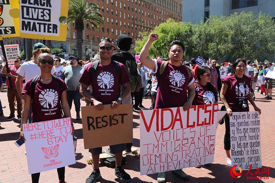 美国旧金山数万民众“五一劳动节”当天手持标语、齐喊口号抗议特朗普移民政策。（人民网韩莎莎摄）