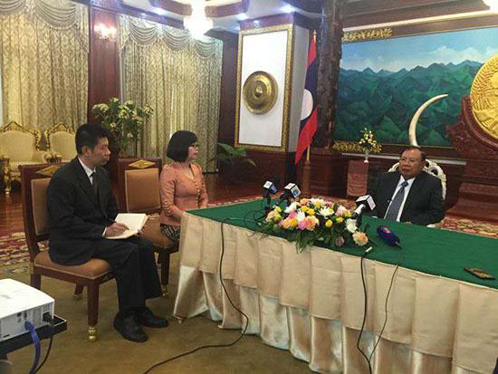 老挝人民革命党中央总书记、国家主席本扬正在接受本网记者采访。