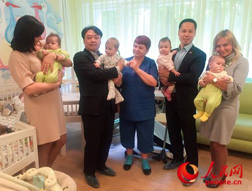 俄罗斯华侨华人向俄儿童援助中心献爱心