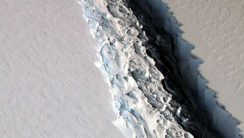 南极现巨大裂痕冰山将使海平面升高10厘米