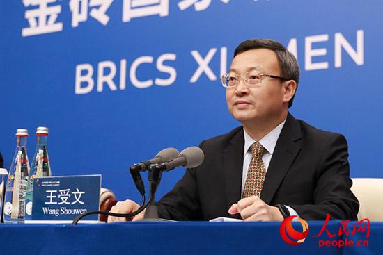 中国代表团商务部副部长王受文9月3日上午召开新闻发布会，介绍商贸合作成果。人民网陈丽丹 摄