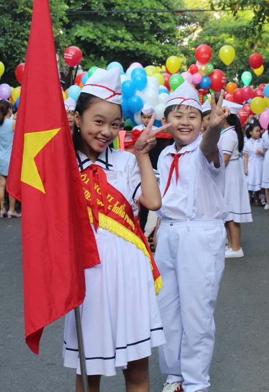 2017年9月5日,哈丁省的两名学生在学校2017-2018学年的开学典礼上微笑