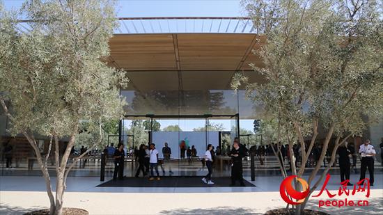 当地时间9月12日，苹果发布会于苹果公司新总部举行。图为位于苹果新总部的访客中心。人民网 张洁娴 摄