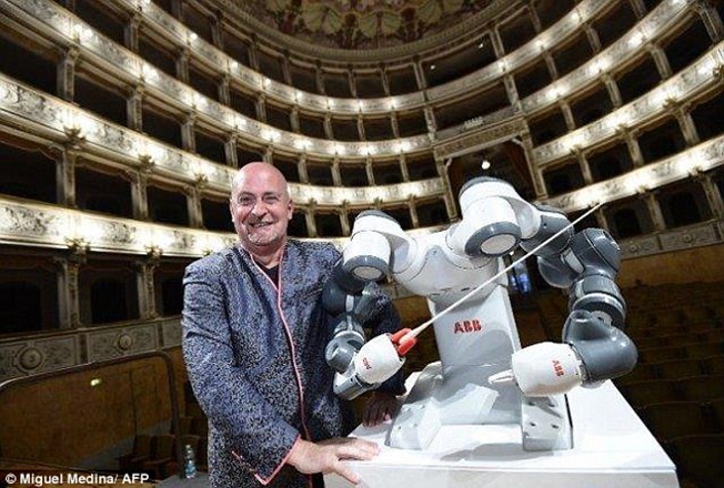 意大利著名男高音歌唱家被机器人指挥抢风头