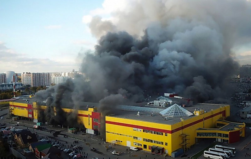 高清:莫斯科郊外建材城大火 三千人疏散