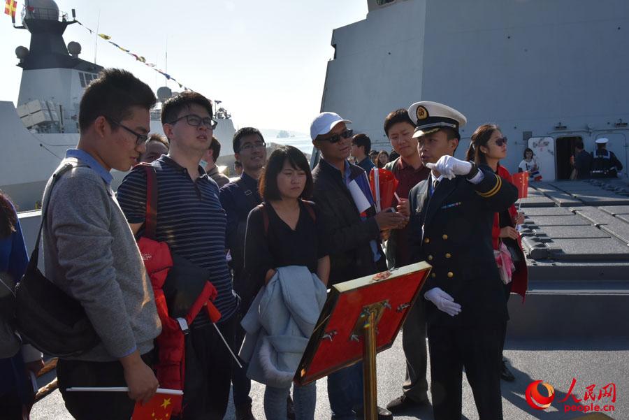 华侨华人与留学生代表等参观军舰