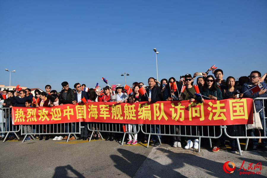 当地华侨华人、留学生代表欢迎中国海军第二十六批护航编队访问法国