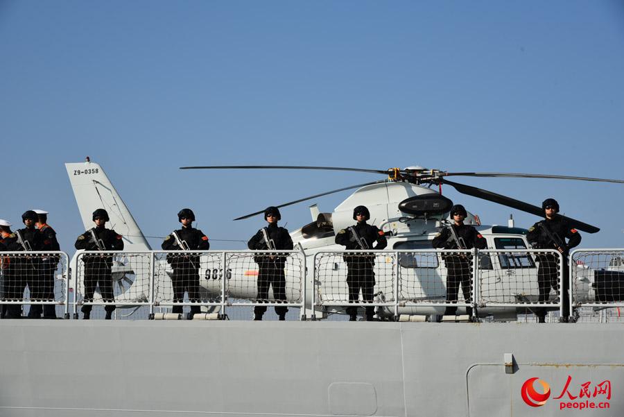 扬州舰上的海军陆战队队员