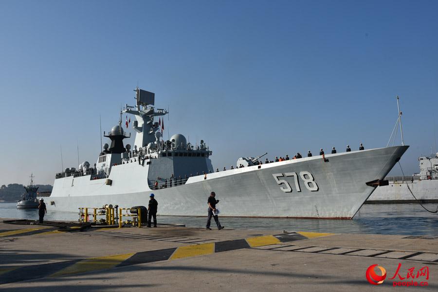 编队导弹护卫舰扬州舰缓缓驶入土伦港口 王远 摄