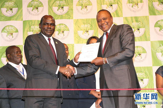 10月30日，在肯尼亚首都内罗毕，肯尼亚现任总统乌胡鲁·肯雅塔（前右）从肯尼亚独立选举和边界委员会主席瓦富拉·切布卡蒂手中接过胜选证明。