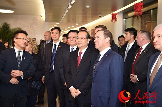 俄罗斯总理梅德韦杰夫在人民日报社社长杨振武的陪同下参观人民网。