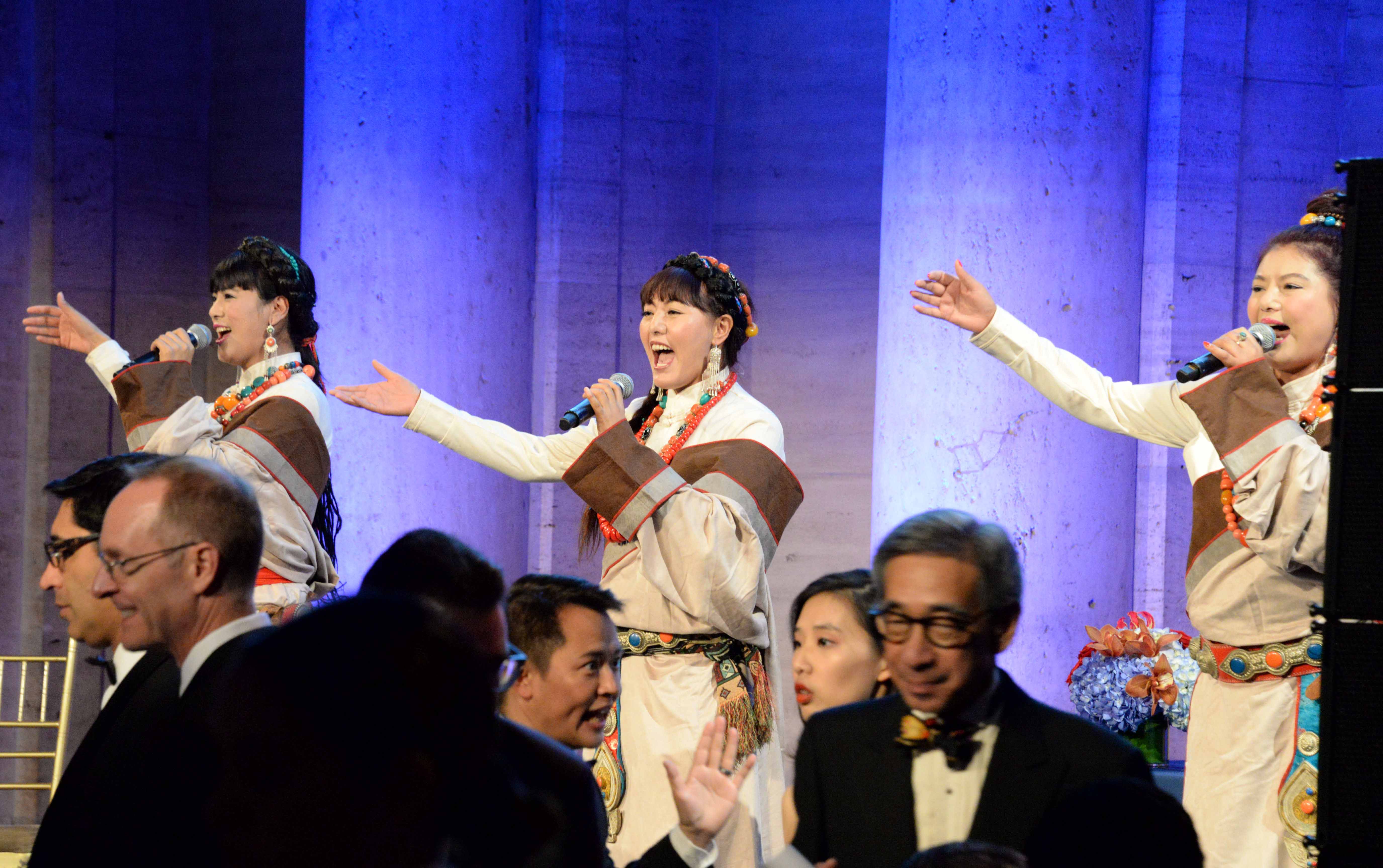 女子合唱团体雪莲三姐妹为嘉宾表演藏族歌曲