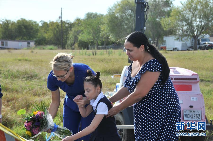 11月6日，在美国得克萨斯州萨瑟兰斯普林斯，当地民众在枪击事发地附近悼念遇难者。