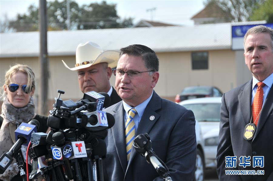 11月6日，在美国得克萨斯州萨瑟兰斯普林斯，得州公共安全官员弗里曼・马丁（前）在新闻发布会上讲话。