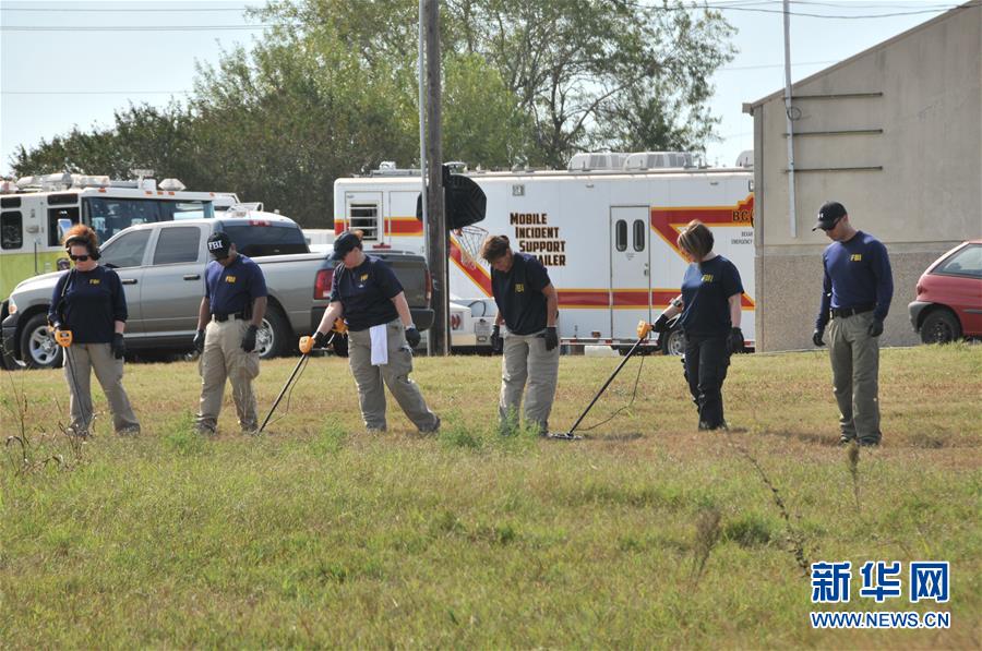 11月6日，在美国得克萨斯州萨瑟兰斯普林斯，调查人员在枪击事发地附近寻找证据。