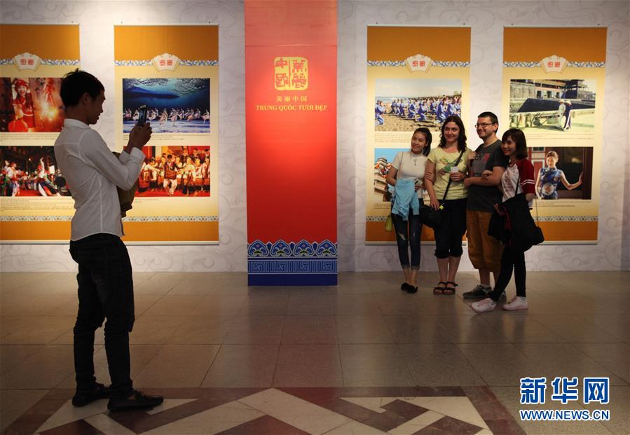 观众在参观“美丽中国 美丽越南”图片展时合影留念。新华社记者王迪摄
