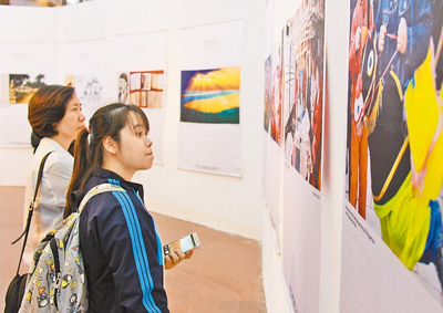 　11月7日，《孔子的智慧》文化展在越南文化艺术展览中心正式开幕，中越各界人士等150人共同出席活动。图为越南观众驻足观看展览。本报记者 杨 晔摄 