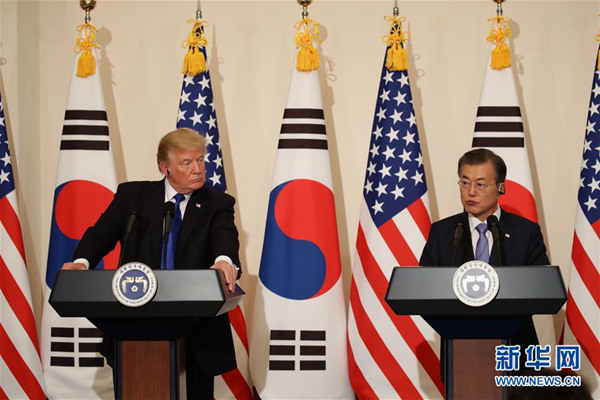11月7日，韩国首尔，韩国总统文在寅（右）与到访的美国总统特朗普共同会见记者。韩国总统文在寅7日与到访的美国总统特朗普在青瓦台举行会谈，重申和平解决朝核问题的原则，并敦促朝鲜停止核导计划。