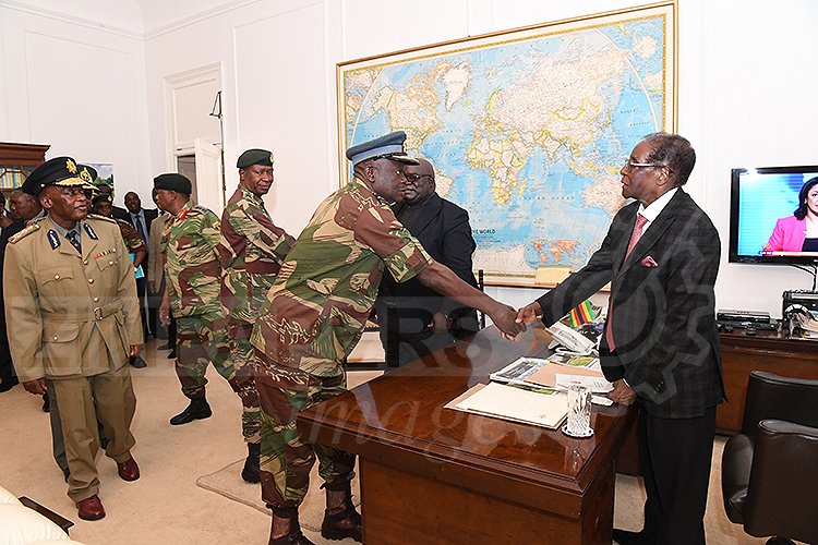 11月19日穆加贝会见津巴布韦军方代表，并进行了谈判。 图片来源：津巴布韦《先驱报》网站