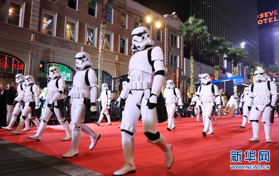 11月26日，在美国洛杉矶，人们装扮成电影《星球大战》中的人物造型亮相第86届好莱坞圣诞游行。
