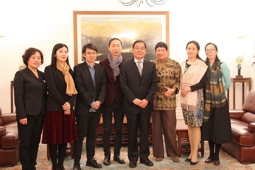 中国驻法使馆文化处公参李少平（右四）、文化处工作人员与中法策展人代表合影。