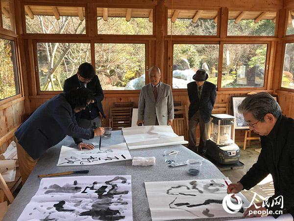 中日艺术家在日本石庭园举办创作展