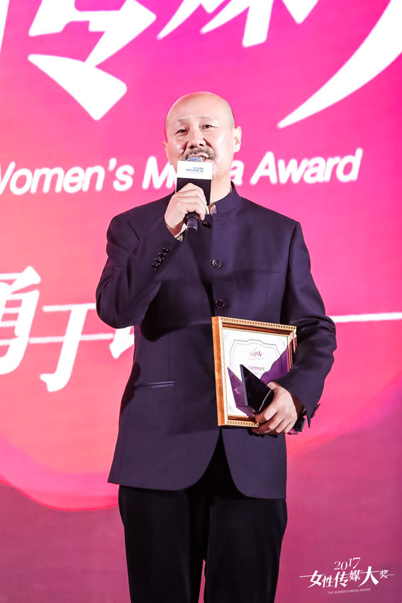 歌唱家腾格尔获得年度男性传媒榜样奖。